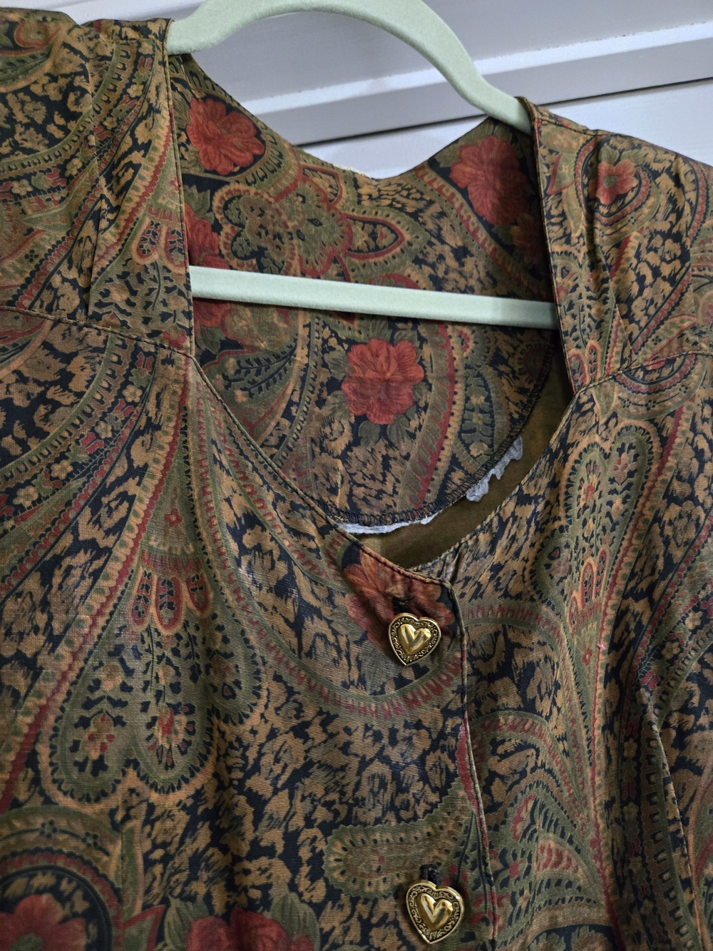 Beautiful Vintage Brown Paisley Dress w Red Floral Accents & Gold Heart Buttons - Picture 6 of 8